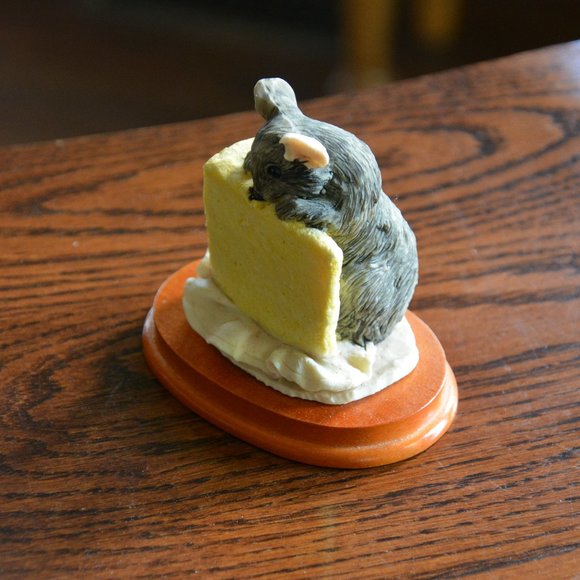 Adorable VINTAGE mouse with cheese statue mounted on wood base - Picture 3 of 6
